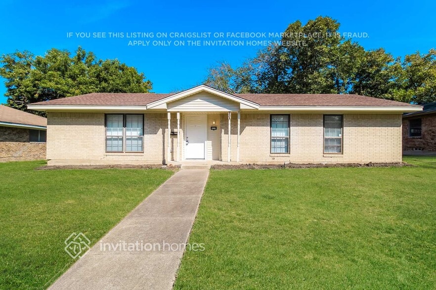 Primary Photo - 805 Poinsettia Dr