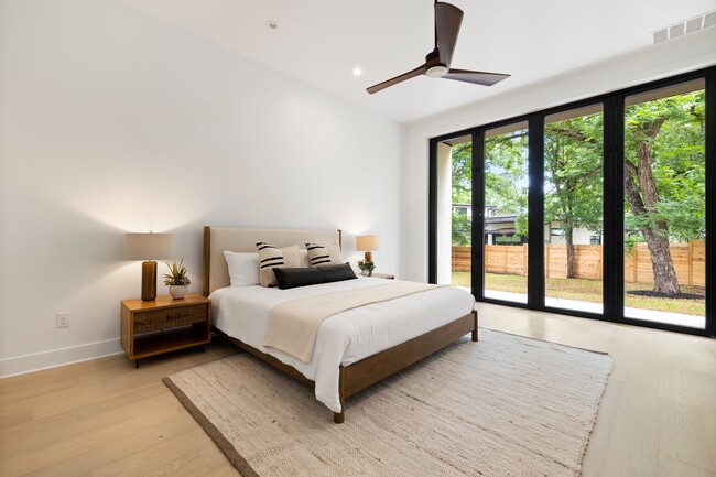 Building Photo - 2504 Bluffview Dr