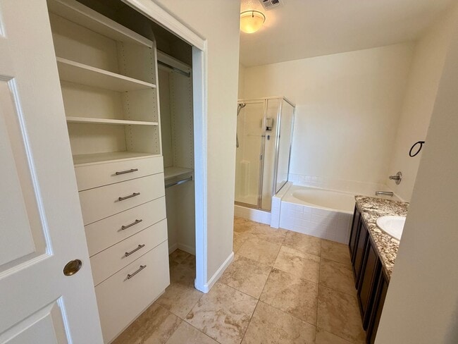 Building Photo - Close to shopping and easy access to Freeway!!!