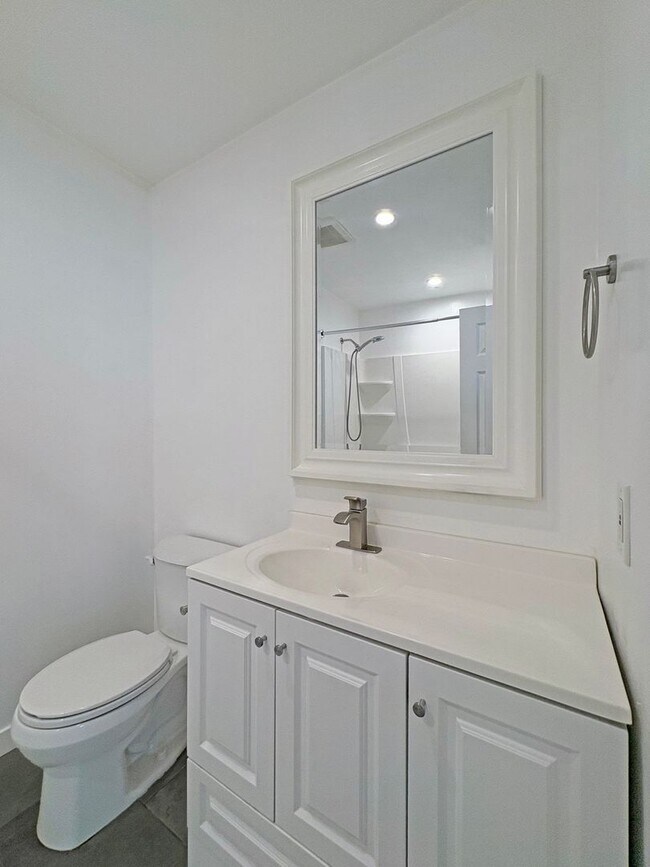 Building Photo - Beautifully Maintained 2B/2BA in Central E...