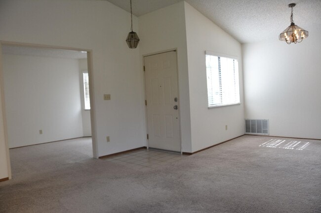 Building Photo - Hillcrest area 2 bedroom, 2 bath with 2 ca...