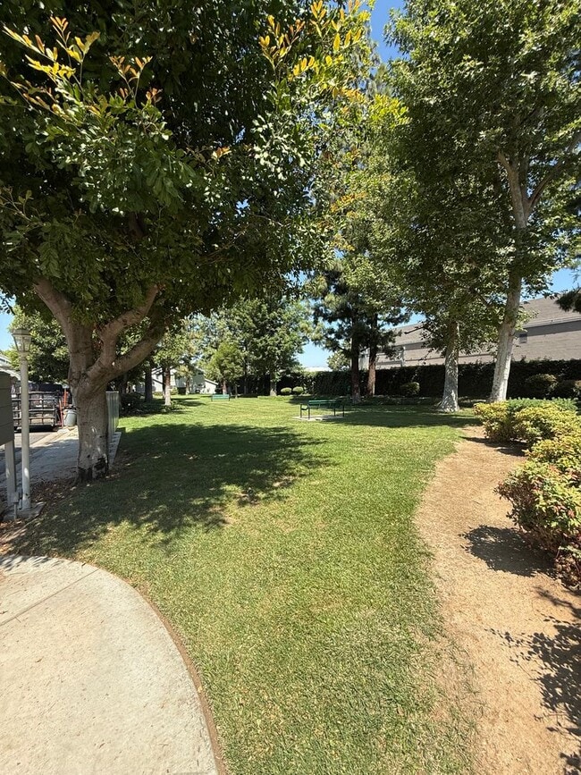 Building Photo - Beautiful 3 bedroom, 3 bath condo in Grand...