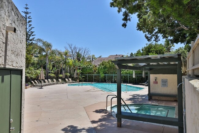 Building Photo - 8750 Villa La Jolla Dr