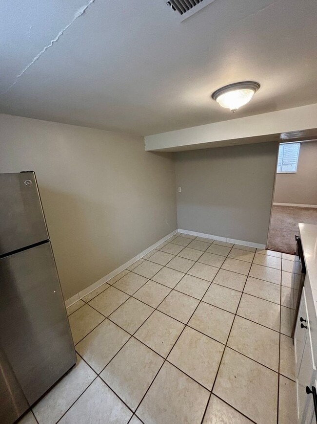 Building Photo - Super Spacious & Updated 1-Bed, 1-Bath Apa...