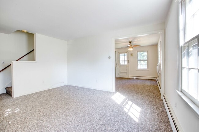 Building Photo - Duplex style 2 bedroom updated