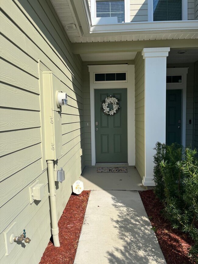 Building Photo - Town Home in The Trails -2 Primary Suites!!