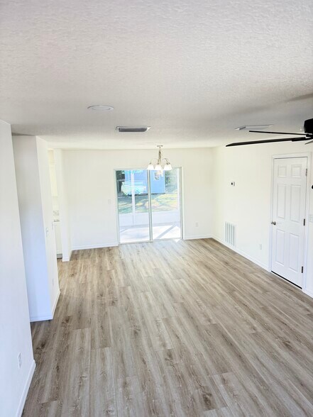 dining - 21414 SW Honeysuckle St