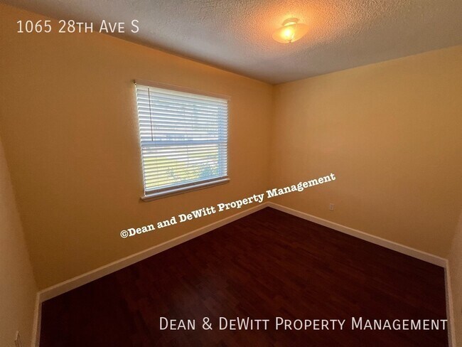 Building Photo - 1065 28th Ave S