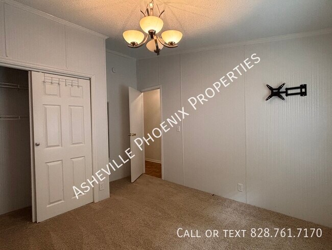 Building Photo - 3 Double Oaks Dr
