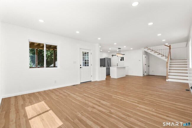 Building Photo - 810 Brewster St