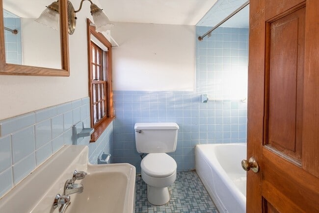 Building Photo - 129 1/2 Summer Street Unit