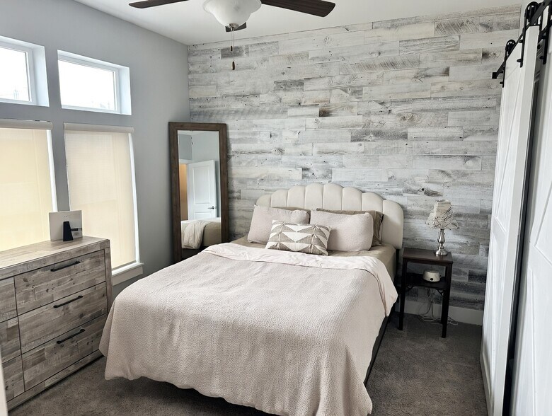 Alternative guest room layout with Queen bed - 1247 W 75th St