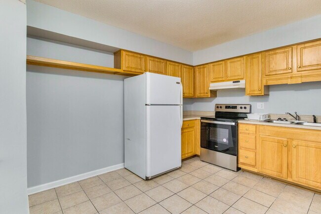 Building Photo - BRIGHT AND BEAUTIFUL DUPLEX CLOSE TO UWF!