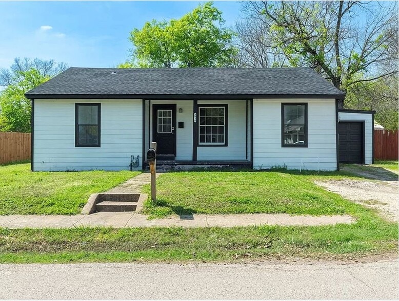 Primary Photo - 3910 Henderson St