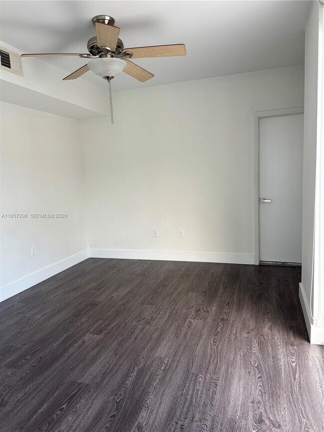 Building Photo - 1402 Brickell Bay Dr