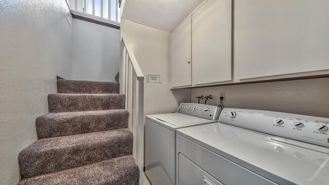 Building Photo - Well appointed, super clean condo - furnis...