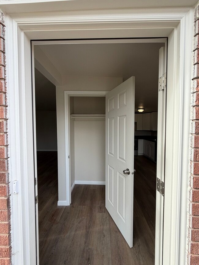 Building Photo - 833 N Riverside Dr