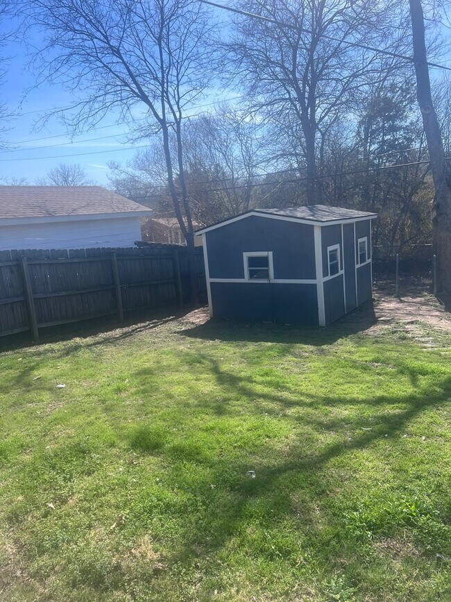 Building Photo - 3 Bedroom Charmer in the Heart of Burleson – Walk to Downtown!