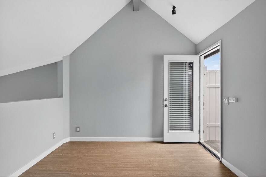 Building Photo - 533 E 11th St