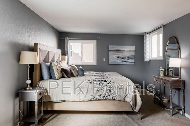 Building Photo - 477 E Vía Colusa