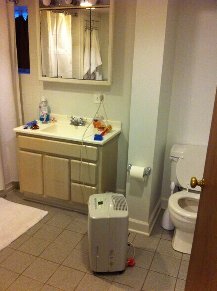 Secondary Bath #2 - 2333 N Janssen Ave