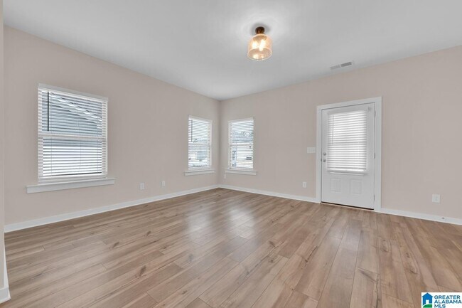 Building Photo - 170 Kings Wy