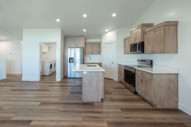 Building Photo - 5 BED 3 BATH HOME IN IDAHO FALLS WITH 2 STALL GARAGE, AC, FENCED YARD