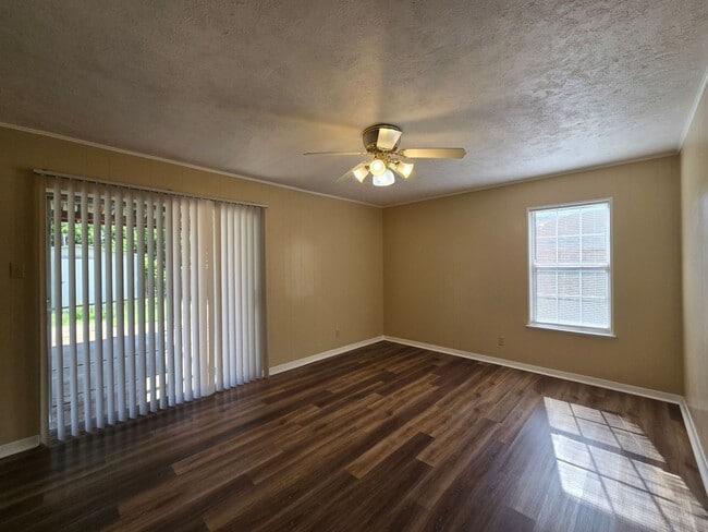 Building Photo - 3309 Lake Charles Ave