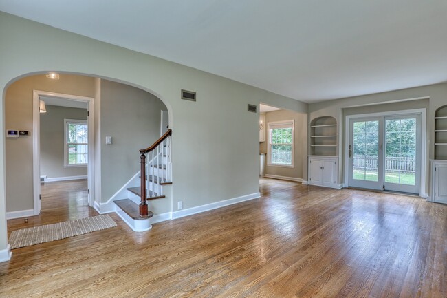 Building Photo - 645 Hi View Ct
