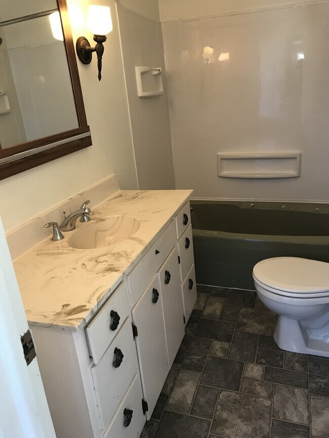 Building Photo - 3 bed/2 bath house