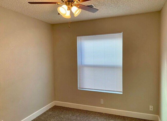 Building Photo - For Rent. Beautiful 3Bedroom, 2 Bathroom Home in Northeast Visalia