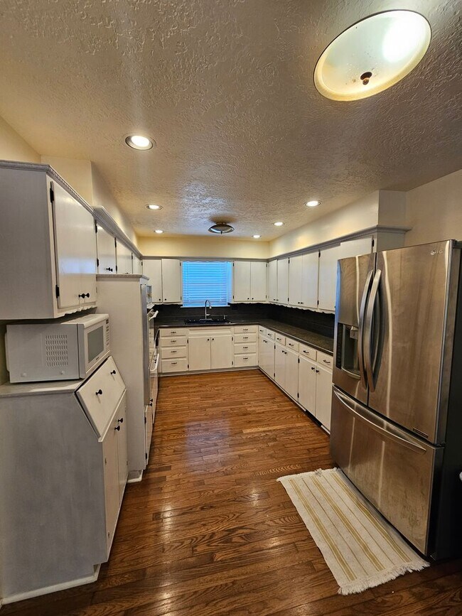 Building Photo - (3) Bed/(2) Bath with Storm Shelter and Mo...