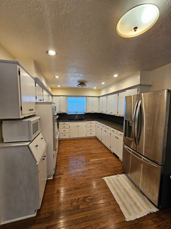 Building Photo - (3) Bed/(2) Bath with Storm Shelter and Mowing Included! Avail NOW!