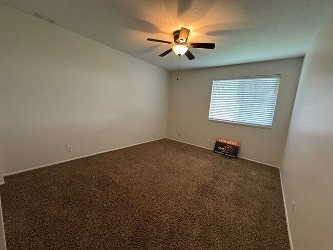 Building Photo - 3 bdrm 1 bath Home. Move in Ready!