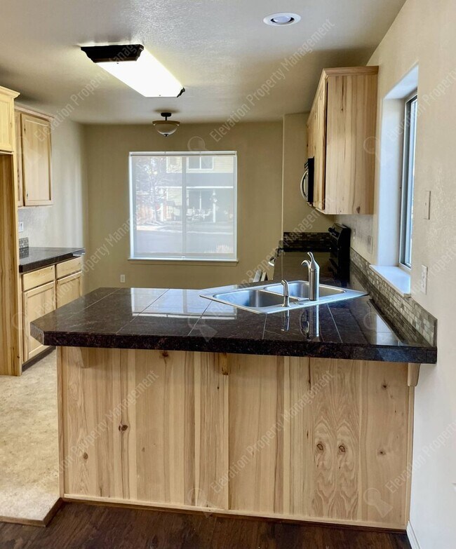 Building Photo - Charming 3-bedroom in heart of Sisters
