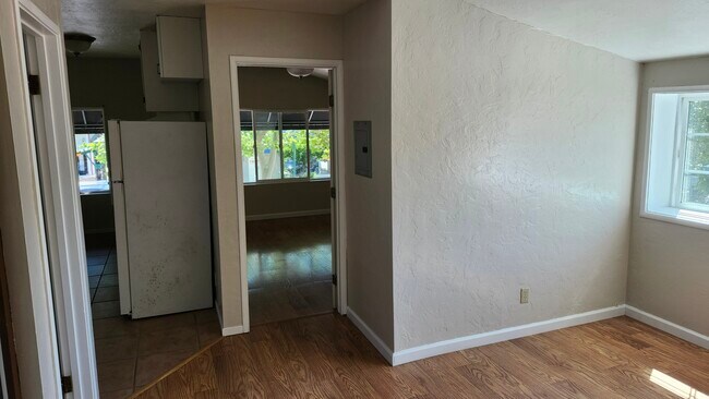 Building Photo - 225 N Cloverdale Blvd