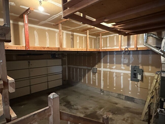 Building Photo - Large 3 Bed, 2 Bath Home!