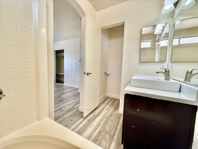 Building Photo - Stylishly Home in Gated Community – Minute...