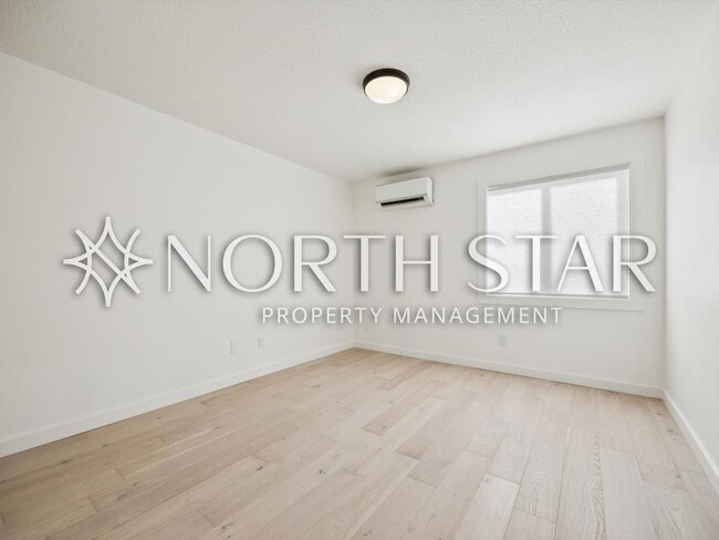 Building Photo - Remodeled Condo in the Heart of Old Town Lake Oswego