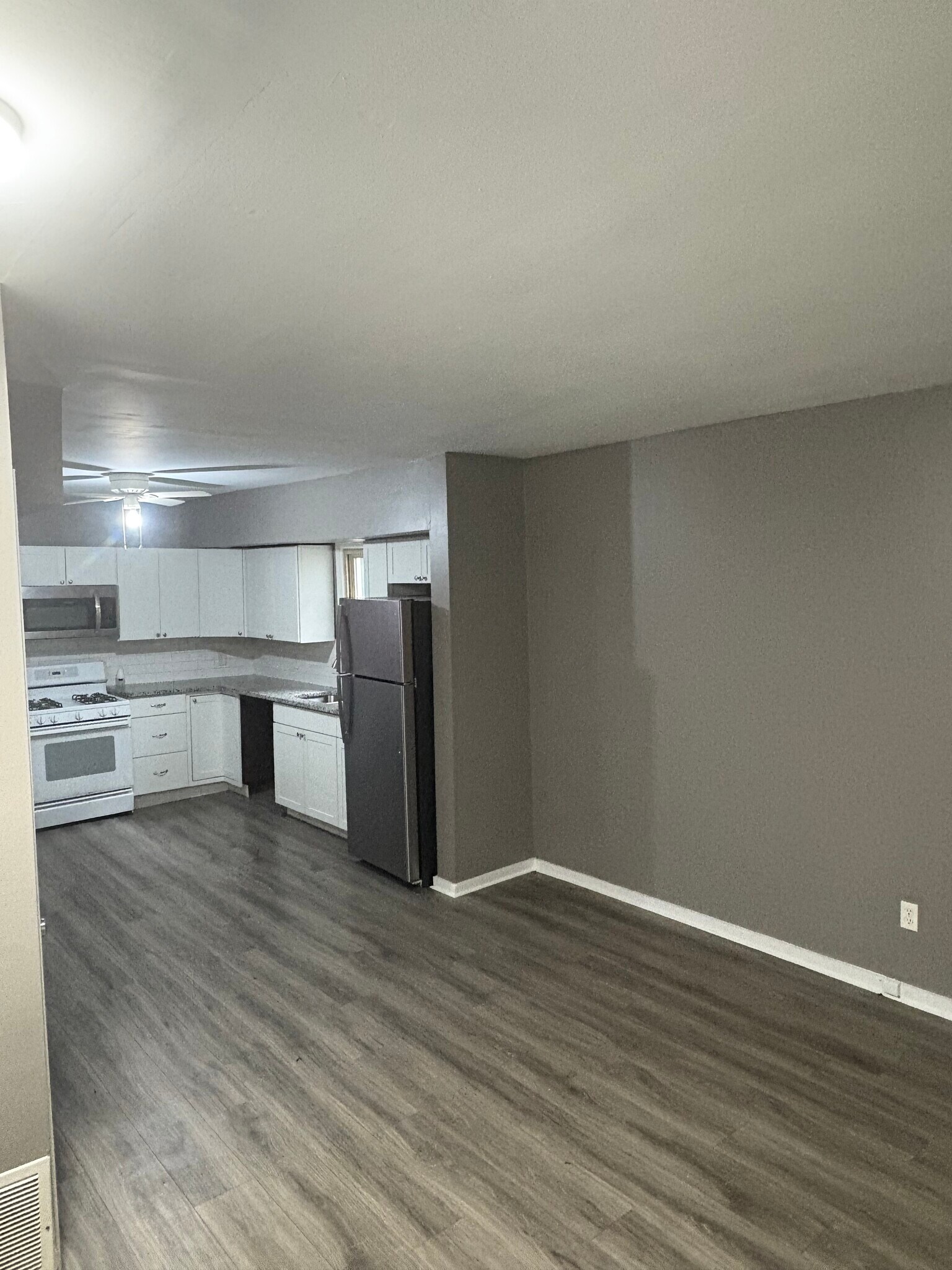 Building Photo - 550 E Beck St