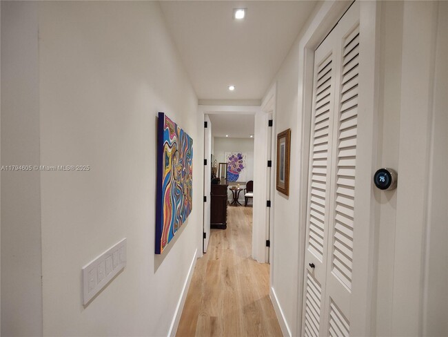 Building Photo - 1823 S Bayshore Ln