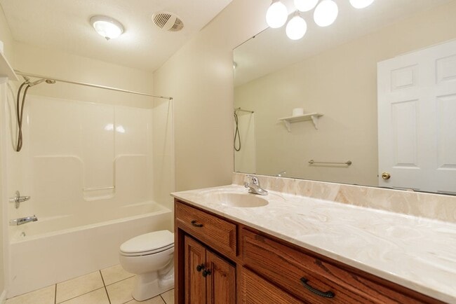 Building Photo - Luxurious 3 Bed/2 Bath Home with Modern Am...