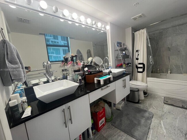 Building Photo - 31 Southeast 5th Street Apt #2310, Miami, ...
