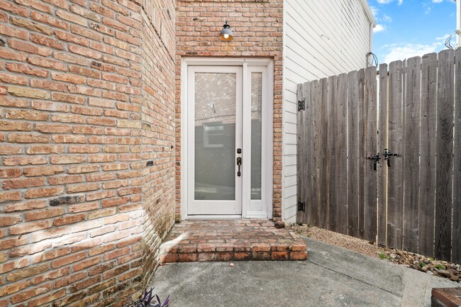 Building Photo - 513 W 22nd St