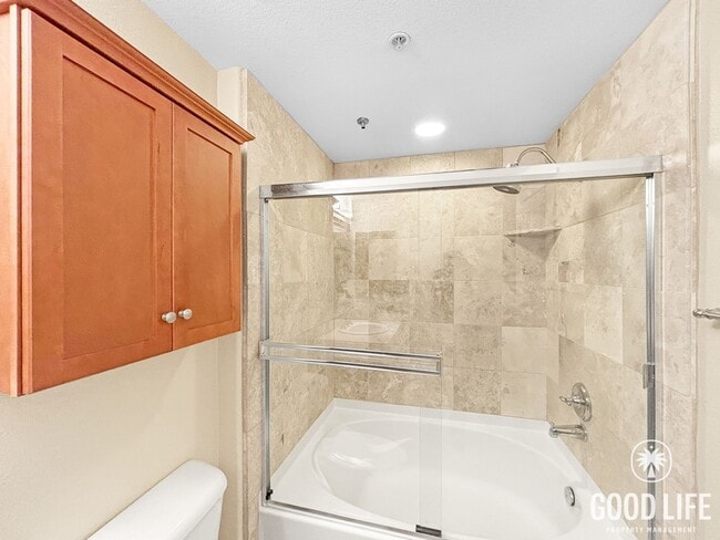 Building Photo - Beautiful 2BD/2.5BA Condo in Bankers Hill W/ W/D, A/C, Patio Area and Community Gym!