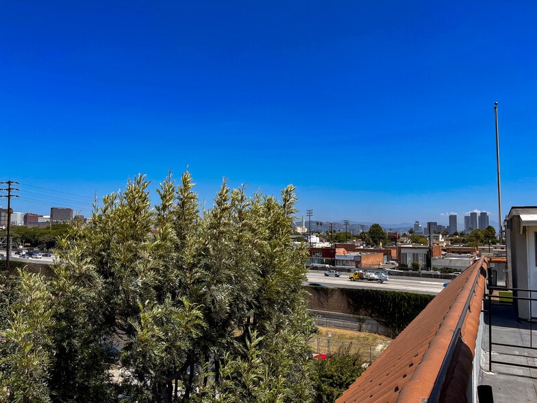 Building Photo - 2027 Beloit Ave