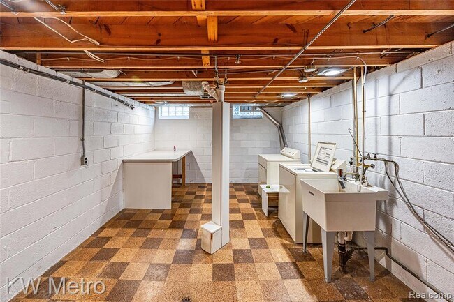 Building Photo - 1316 Lyons Ave