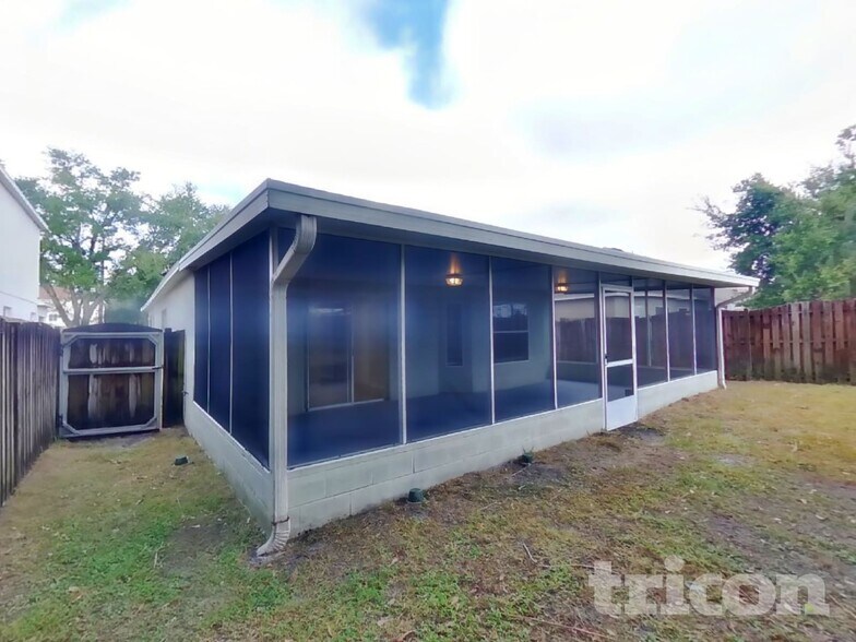 Building Photo - 10435 Blackmore Dr