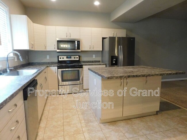 Building Photo - 1546 Poplar Dr