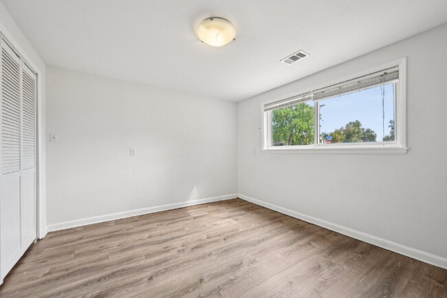 Building Photo - Welcome to this spacious 3+ bed, 2-bath bi-level home in Arvada - Available Now!